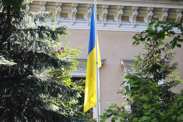 Флаг у здания посольства Украины в Москве.
