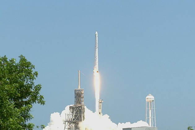 SpaceX отправила на орбиту первый в истории корабль с туристами