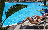 Туристы отдыхают на территории отеля Albatros Palace Resort Hurgada в Хургаде