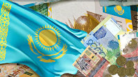 Флаг Казахстана и казахские деньги