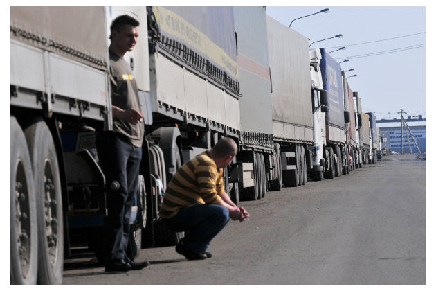 Более двух суток ждут водители грузовиков в очереди на въезд в Белоруссию из Польши