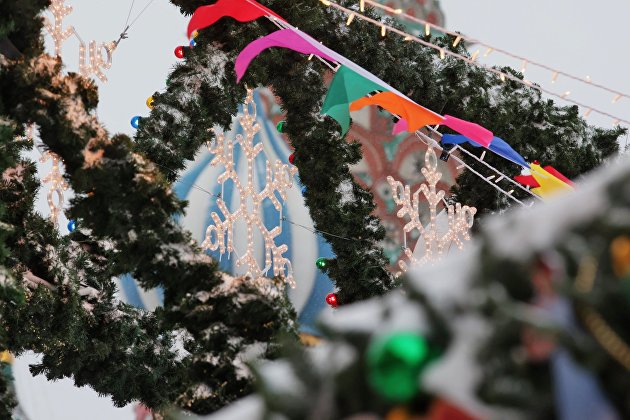 Украшения к Новому году на ярмарке на Красной площади в Москве