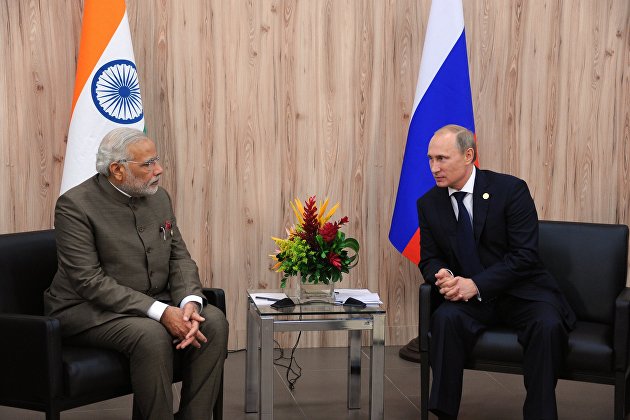 Президент России Владимир Путин (справа) и премьер-министр Индии Нарендра Моди