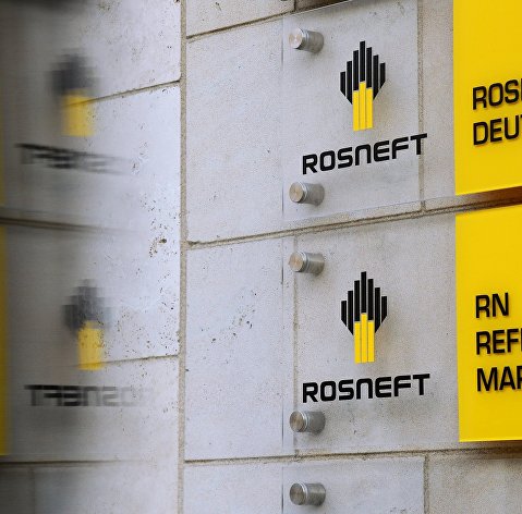 Вывеска на здании штаб-квартиры российской нефтедобывающей компании "Роснефть" в Берлине