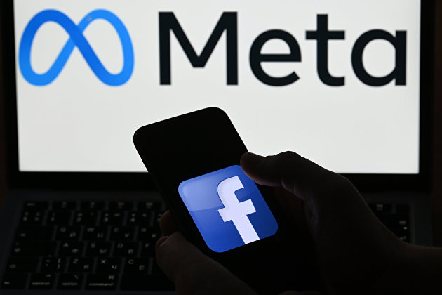 Логотипы компании Facebook и Meta на экранах смартфона и монитора