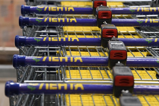 Тележки для продуктов в супермаркете сети "Лента" в Москве