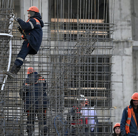 Рабочие на строительной площадке ЖК "Ситибэй" на Волоколамском шоссе в Москве