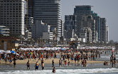 Отдыхающие на пляже в Тель-Авиве