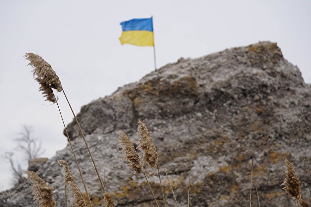 Брошенный украинский флаг под Мариуполем