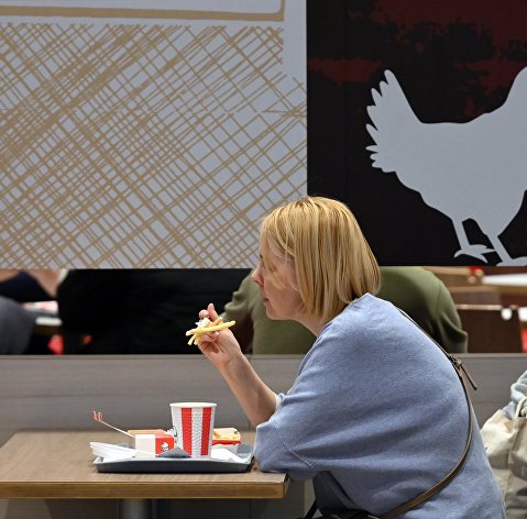 Посетительница в ресторане быстрого питания KFC в ТЦ