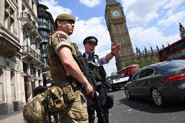 Британские полицейские и военные у здания Парламента в Лондоне. 24 мая 2017
