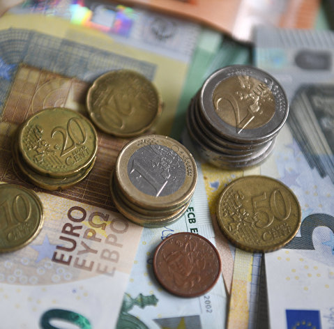 Денежные купюры и монеты евро