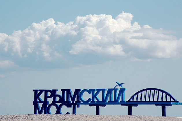 Скамейка с надписью "Крымский мост" на горе Митридат в Крыму0