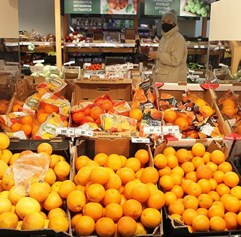 Апельсины на полках в магазине "Перекресток"