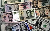 Купюры китайских юаней и долларов США