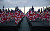 Флаги США перед Монументом Вашингтону