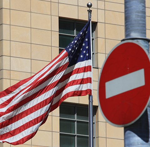 Флаг у посольства США в Москве