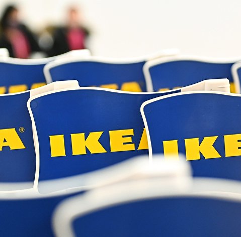 Флажки с логотипом в магазине IKEA