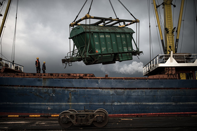 Выгрузка вагона с зерном в Новороссийском морском торговом порту