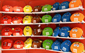 Сувенирная продукция в фирменном магазине конфет M&M's в Нью-Йорке