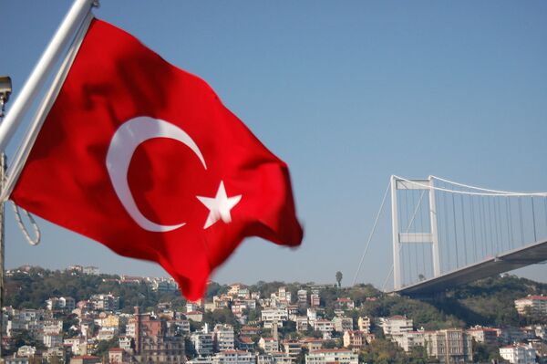 #Турецкий флаг на фоне моста через Босфор в Стамбуле