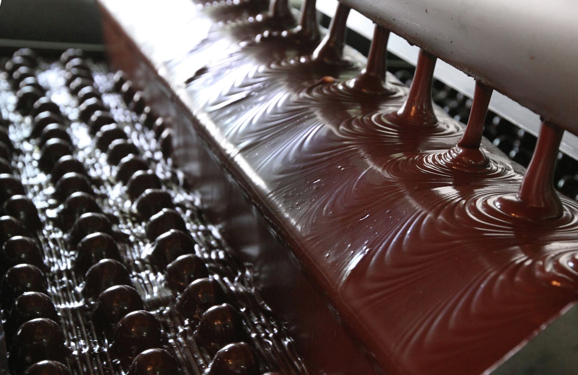 На линии по выпуску шоколадных конфет - ПРАЙМ, 1920, 06.04.2021