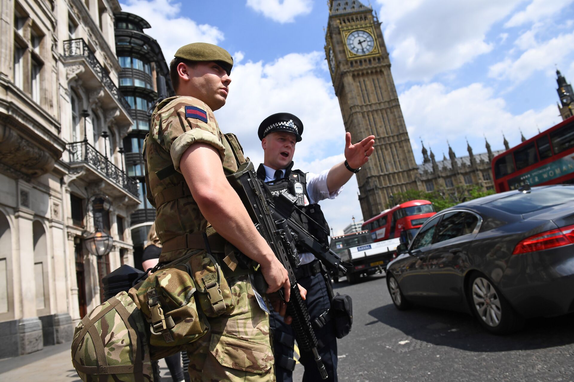 Британские полицейские и военные у здания Парламента в Лондоне. 24 мая 2017 - ПРАЙМ, 1920, 08.02.2024