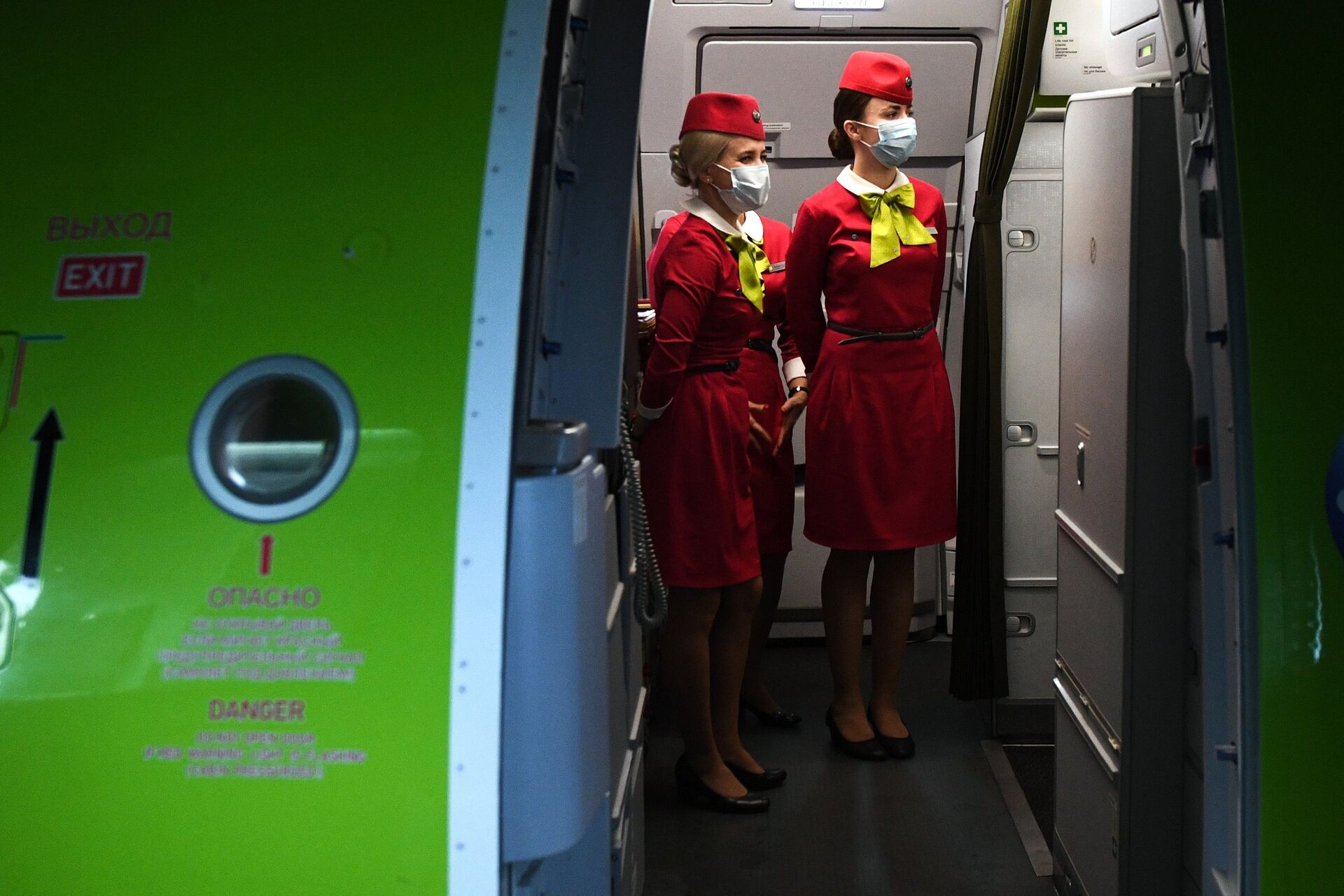 Пассажиры s7. S7 Airlines Бортпроводник. S7 Airlines стюардессы. Стюардессы s7 Airlines Новосибирск. Самолёт s7 Airlines стюардесса s7 Airlines.