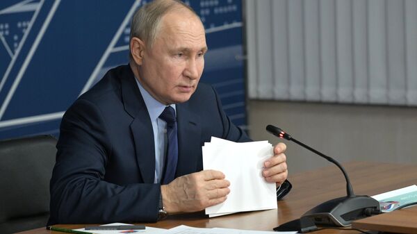 Россия доказала, что может отвечать на вызовы, заявил Путин